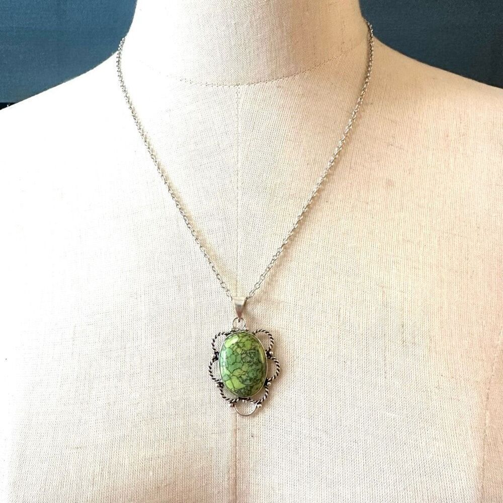 Green and silver tone pendant necklace - Picture 2 of 10